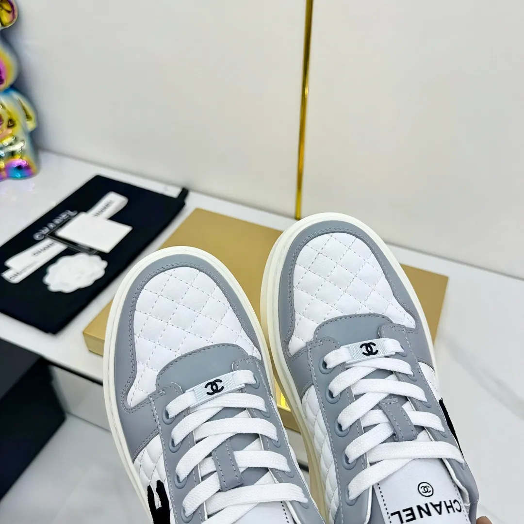 👟👟Ex-factory price 600👟👟 Upgraded version, upgraded version, upgraded version! No rebuttal accepted! ! ! ! Chanel Chanel panda shoes! 2025 counter's top casual sports shoes. This classic design; the upper is electro-embroidered with a variety of techniques; the outsole is fashionable and sporty; the unusual inclusion of a variety of color matching elements... The diversified mix and match is very good-looking and versatile, and can be used for leisure, fashion, sports, and outdoor... ꫛꫀꪝ Go➫ Materials: ❶Upper made of: original imported first-layer silk cowhide + original waterproof cloth + original first-layer cowhide ❷Inner lining: Original Yangli+Net ❸Outsole based on: Original TPU combination outsole Counter boutique packaging complete set for women 35–41 👉 👉 👉 👉 👉
